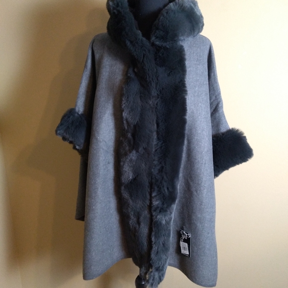Women's Grey Faux Fur Trimmed Hooded Poncho Cape- OS NWT - Picture 3 of 9